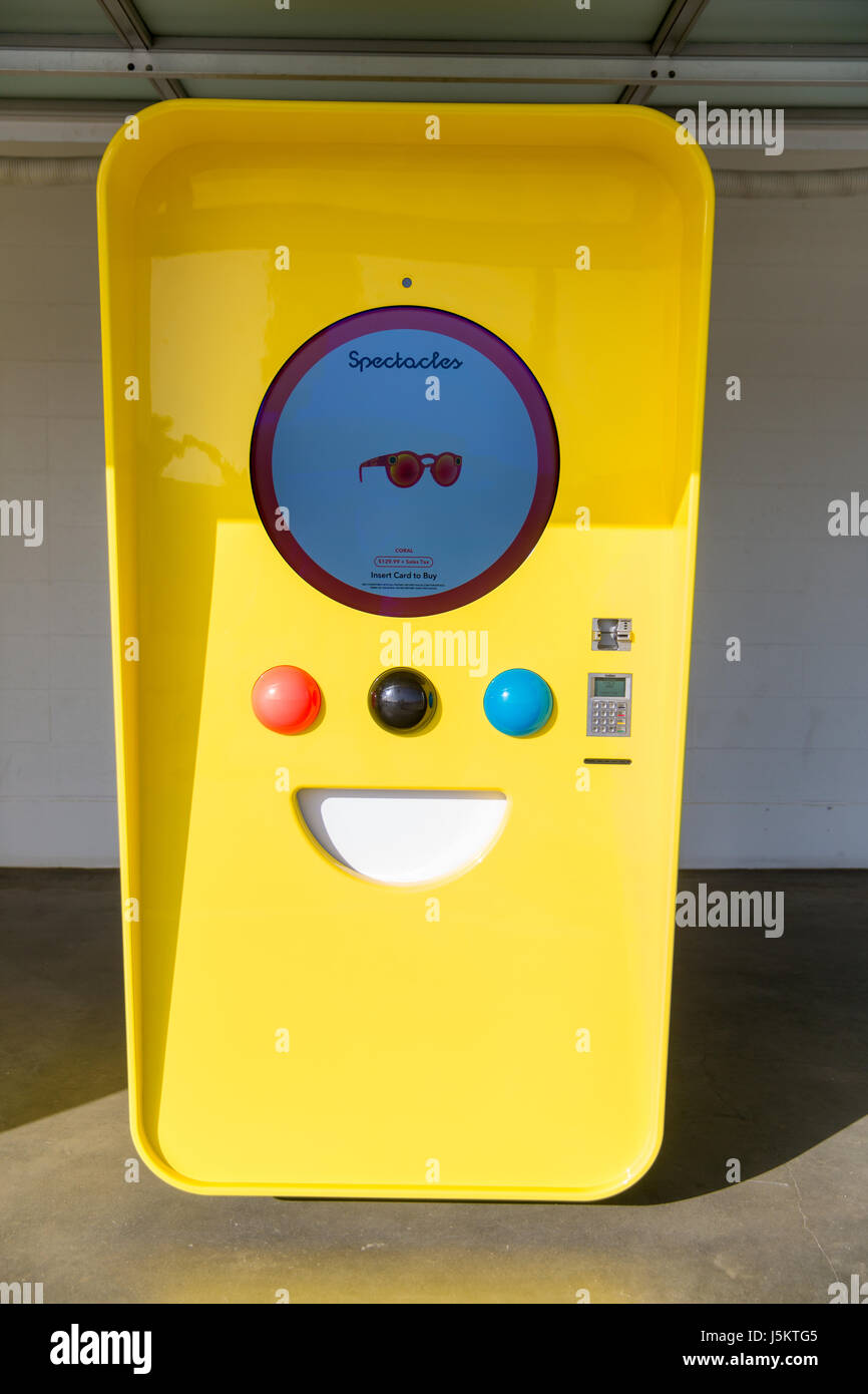 Distributore automatico Snapchat vendita di occhiali in pop-up shop sulla passeggiata a mare di legno della Spiaggia Venice in Venice, California. Foto Stock