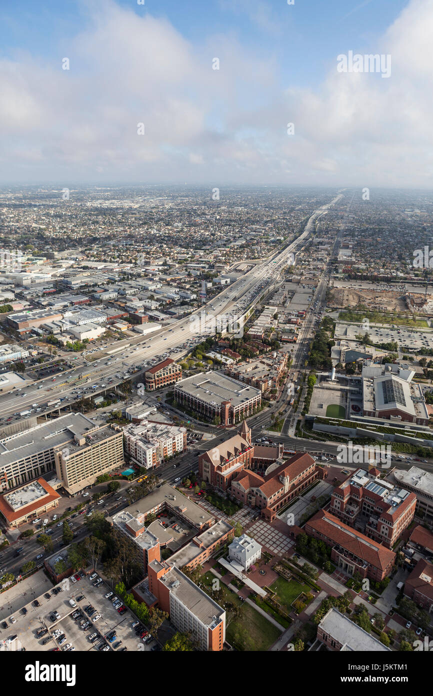 Los Angeles, California, Stati Uniti d'America - 12 Aprile 2017: vista aerea dell'Università della California del sud e il porto 110 Freeway. Foto Stock