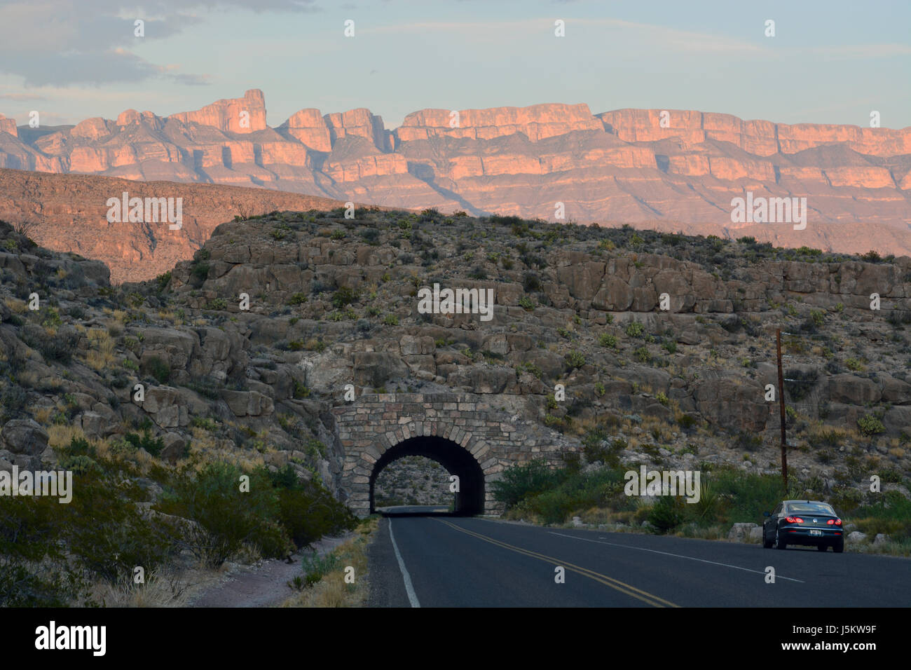 Il sole tramonta sulla Sierra del Carmen Mountain Range al tunnel che conduce a Rio Grande paese presso il Parco nazionale di Big Bend in Texas Foto Stock