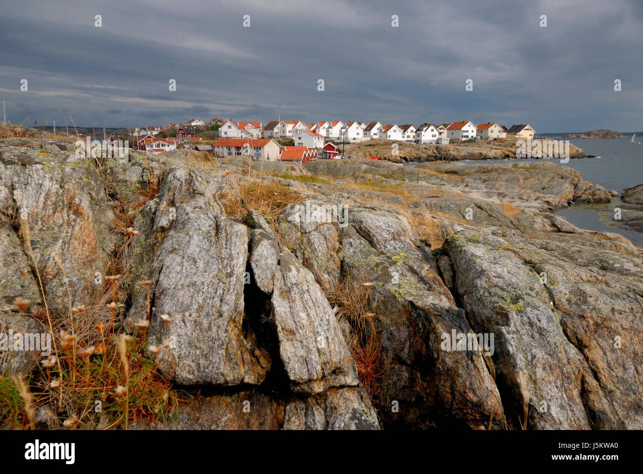 Sweden Rock nuvoloso holiday home acqua di sale mare oceano ferienhuser acqua Foto Stock