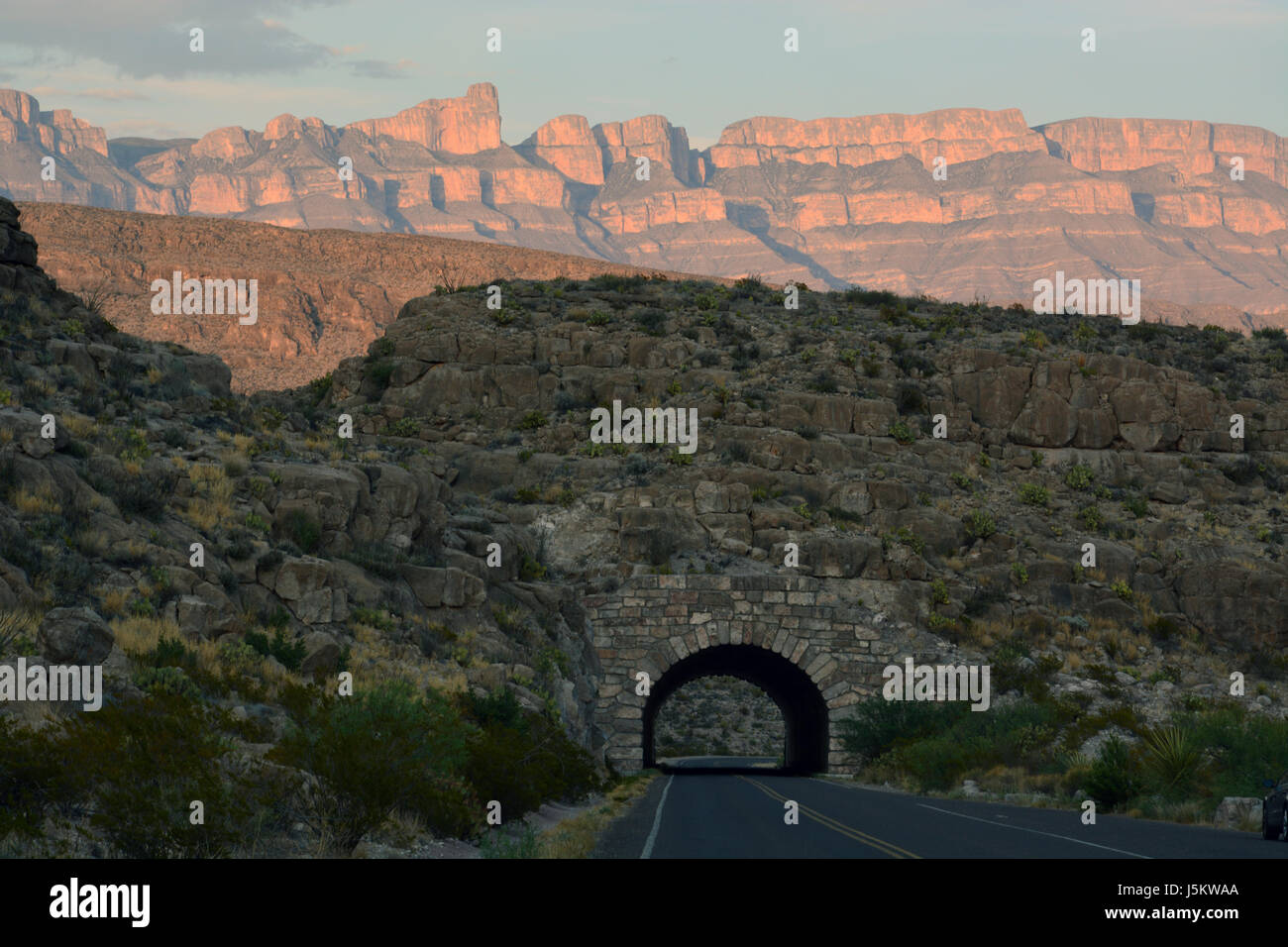 Il sole tramonta sulla Sierra del Carmen Mountain Range al tunnel che conduce a Rio Grande paese presso il Parco nazionale di Big Bend in Texas Foto Stock