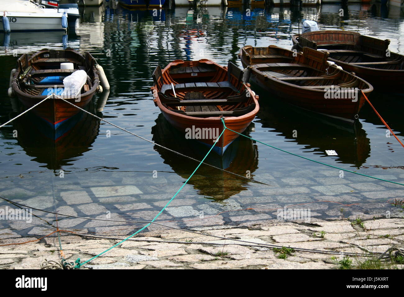 Porto di legno silenzio radio tranquillità silenzio tranquillo mirroring barche barca a vela Foto Stock