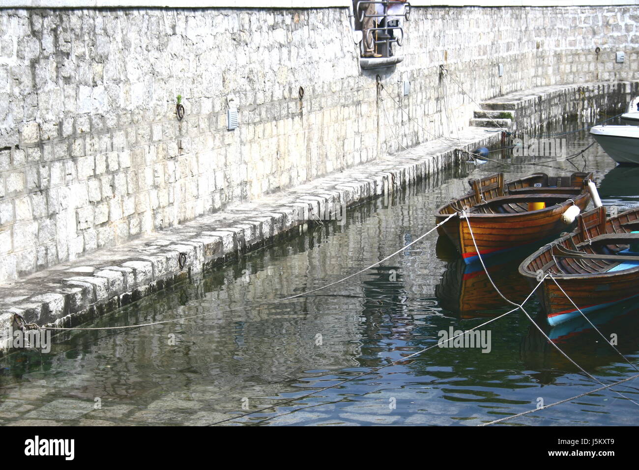 Porto di pietra di silenzio radio tranquillità muro di silenzio tranquillo barche barca a vela Foto Stock