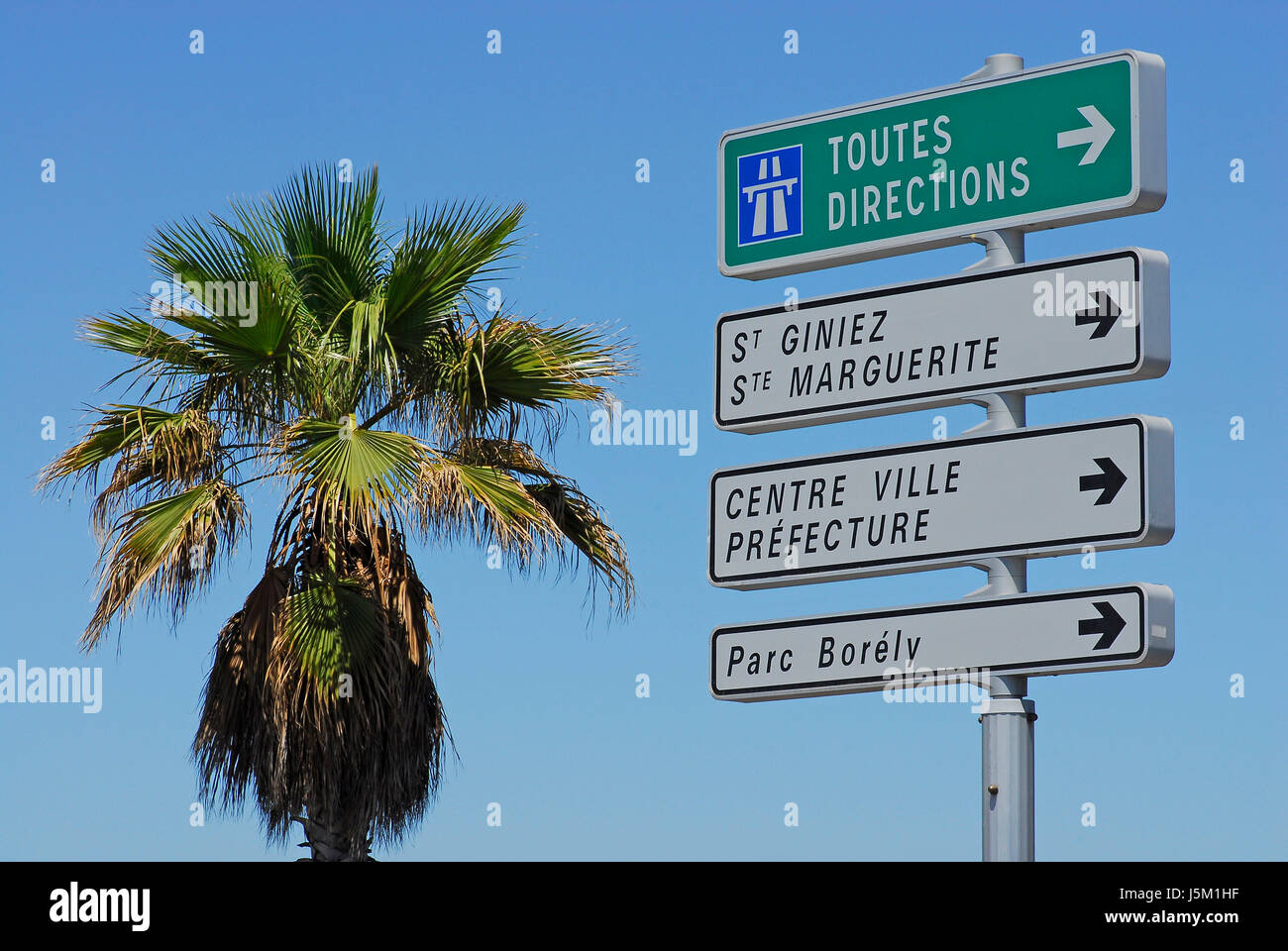 Segnale di segno vacanza vacanze vacanze Francia Palm tree segno di traffico Foto Stock