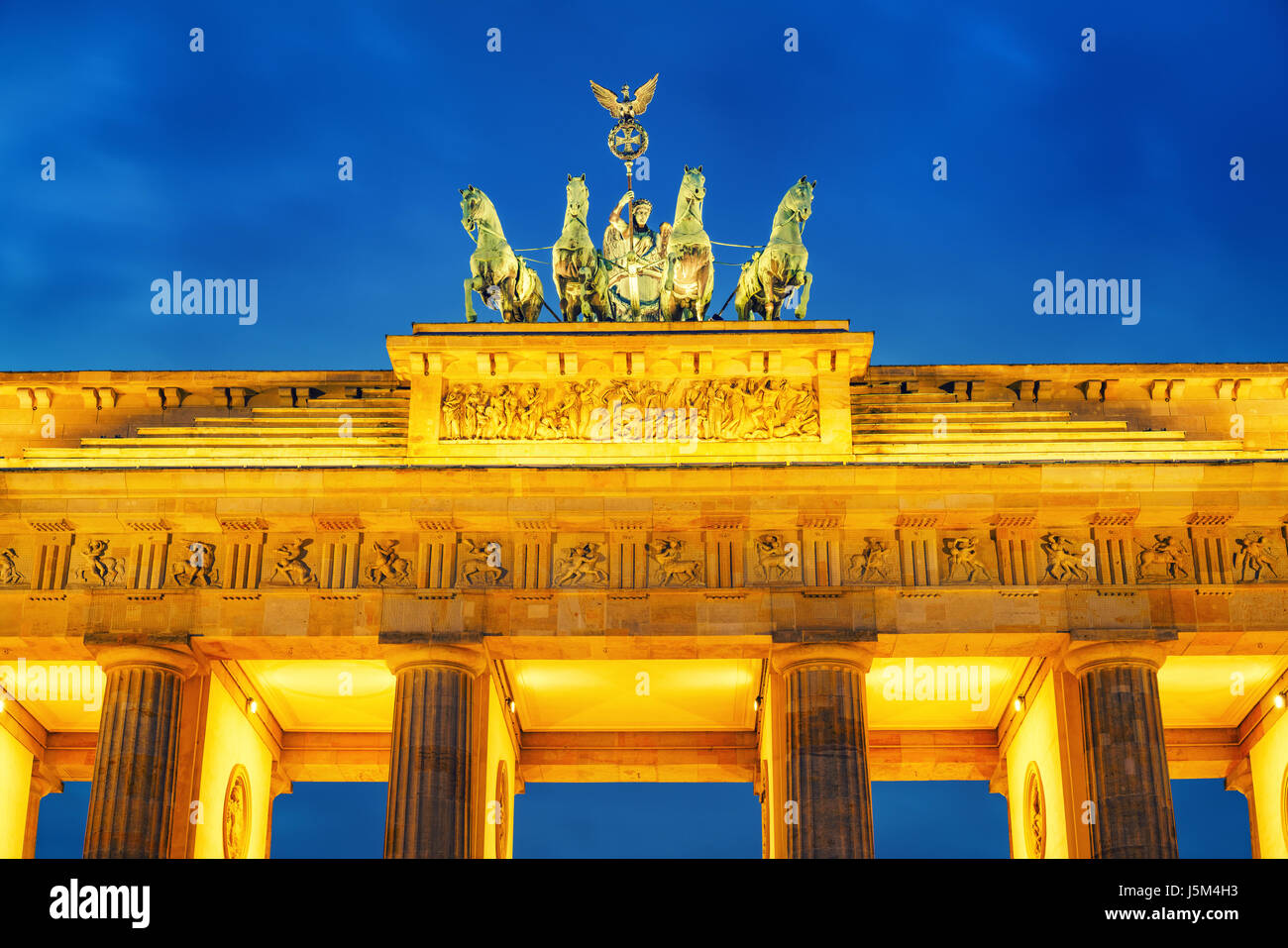 La porta di Brandeburgo al crepuscolo, Berlino Foto Stock