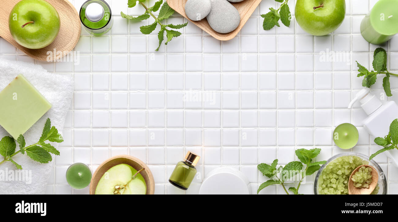 Apple,soap,asciugamano,sale marino ed erbe su sfondo masaic Foto Stock