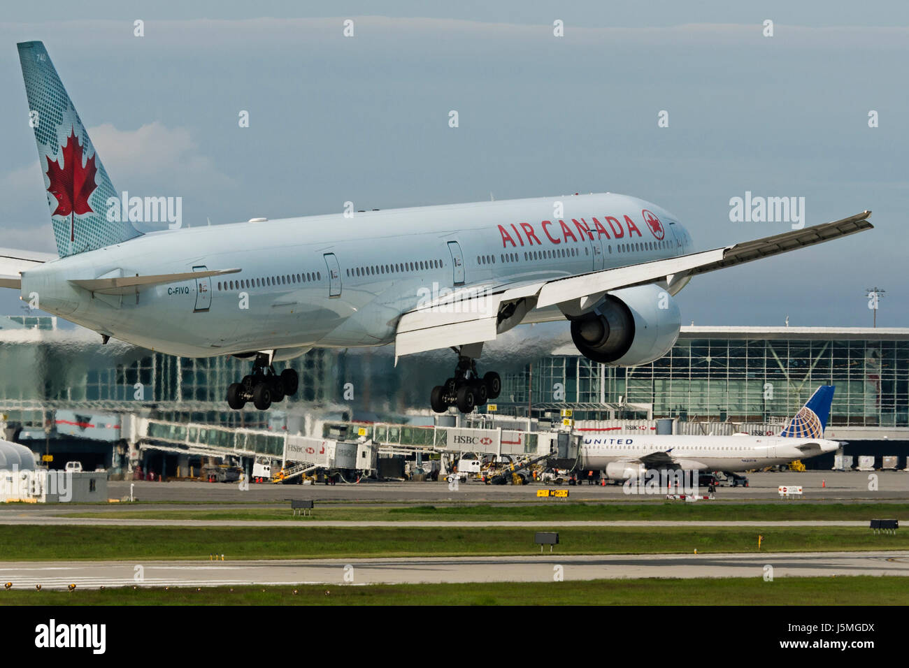 Air Canada piano atterraggio aereo Dall'Aeroporto Internazionale di Vancouver il morsetto esterno vista 777 Boeing 777-300ER Foto Stock