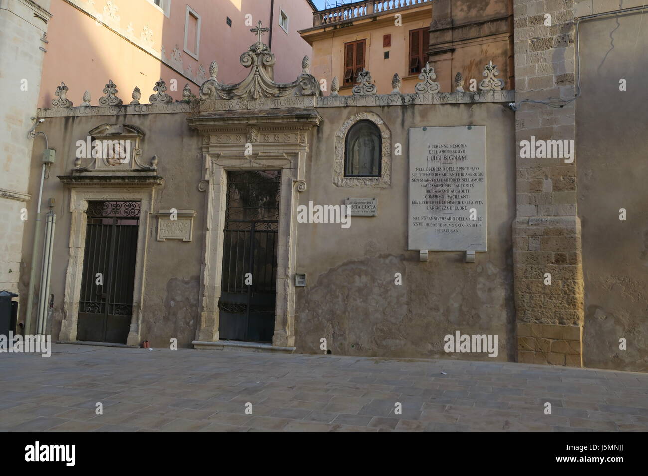 Ortigia è piccola isola che è il centro storico della città di Siracusa, Sicilia. un sacco di vecchi, mantenuto case, molti luoghi di interesse storico. Foto Stock