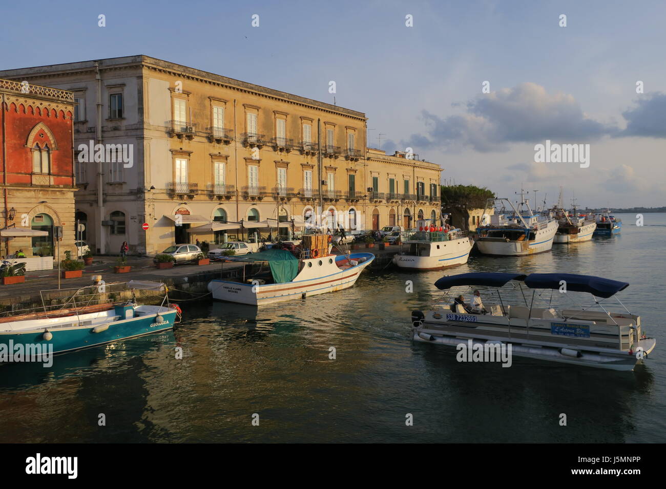 Ortigia è piccola isola che è il centro storico della città di Siracusa, Sicilia. un sacco di vecchi, mantenuto case, molti luoghi di interesse storico. Foto Stock