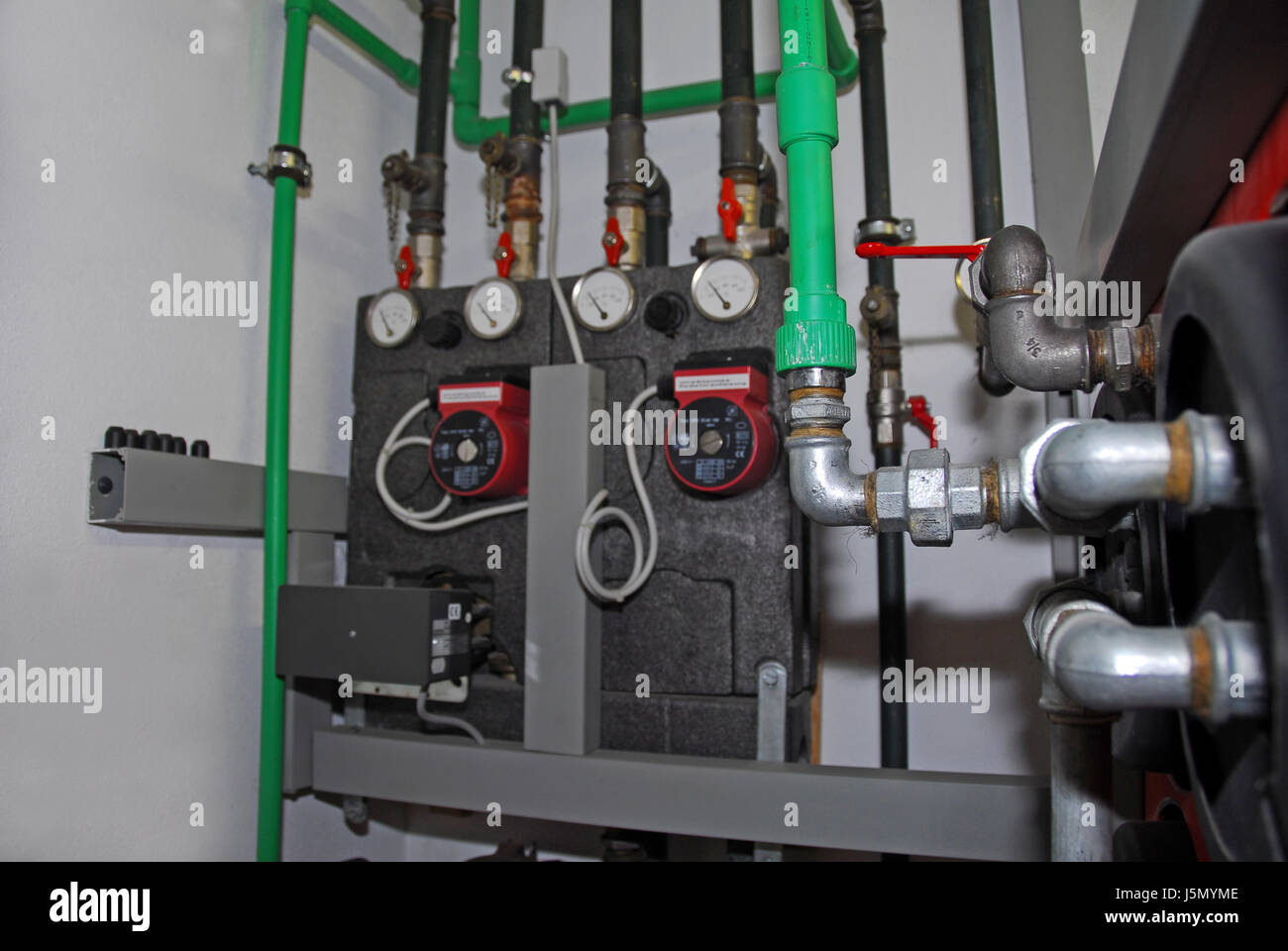 Il tubo di calore di riscaldamento di acqua calda sala caldaia impianto riscaldamento tubo scala di calore acqua calda Foto Stock