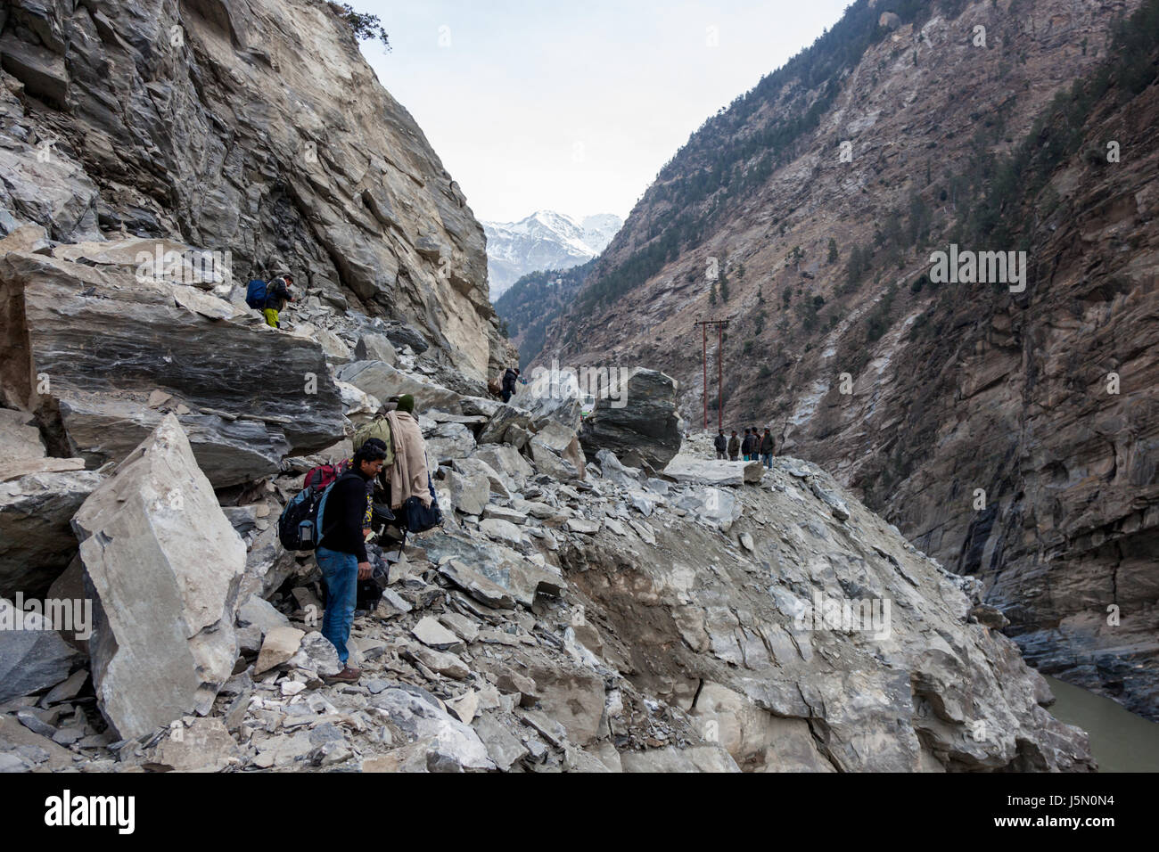 I turisti attraversando la frana in Himachal Pradesh Foto Stock