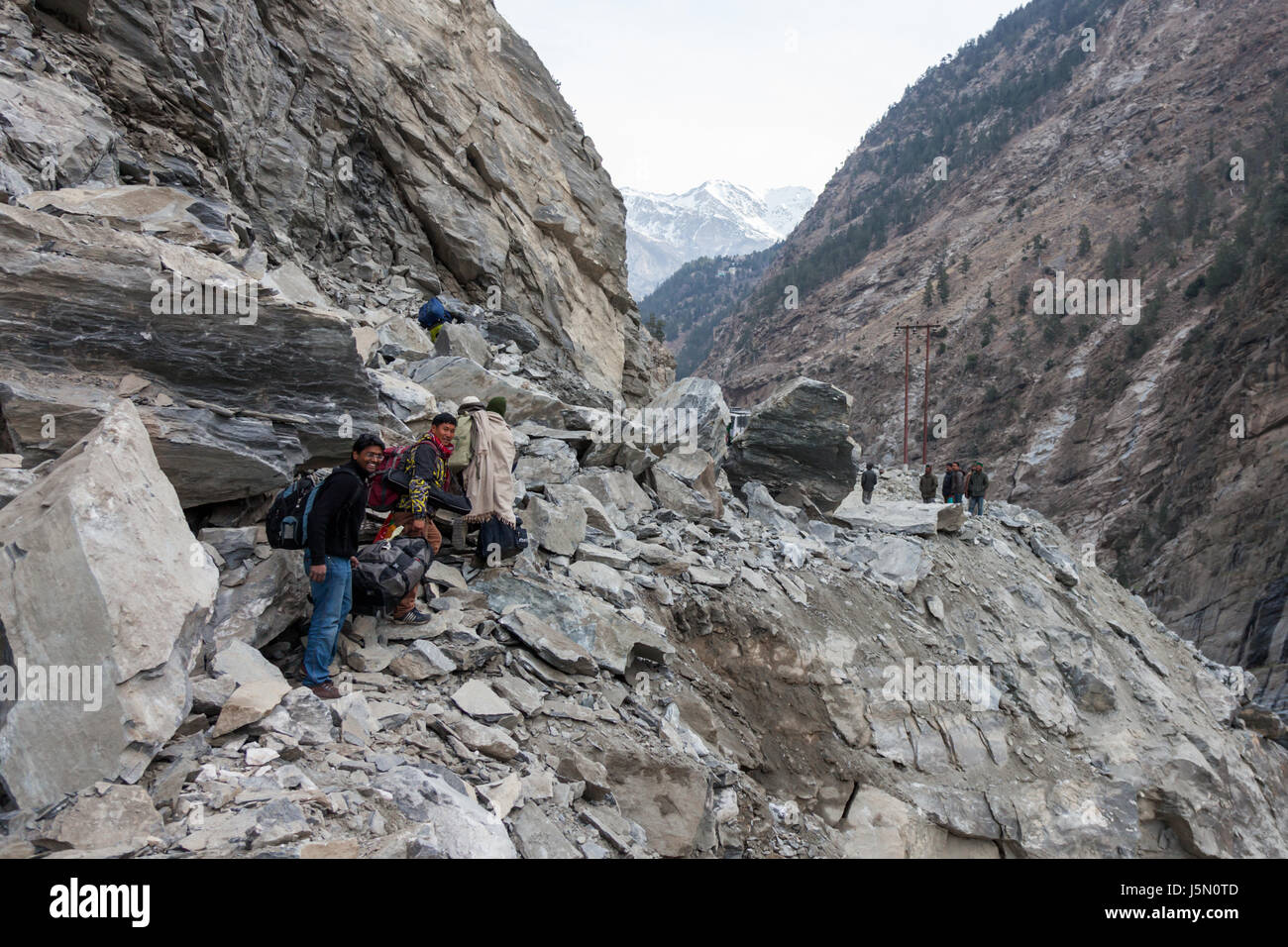 I turisti attraversando la frana in Himachal Pradesh Foto Stock