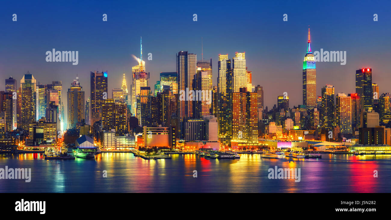 Vista su Manhattan di notte, New York, Stati Uniti d'America Foto Stock