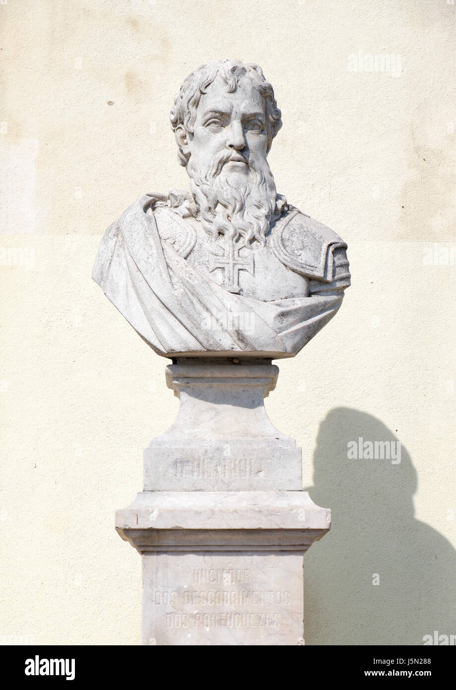 Busto di Infante D. Henrique del Portogallo (Enrico il Navigatore), l'iniziatore di età di scoperte, in San Pedro de Alcantara giardino. Lisbona. Porto Foto Stock