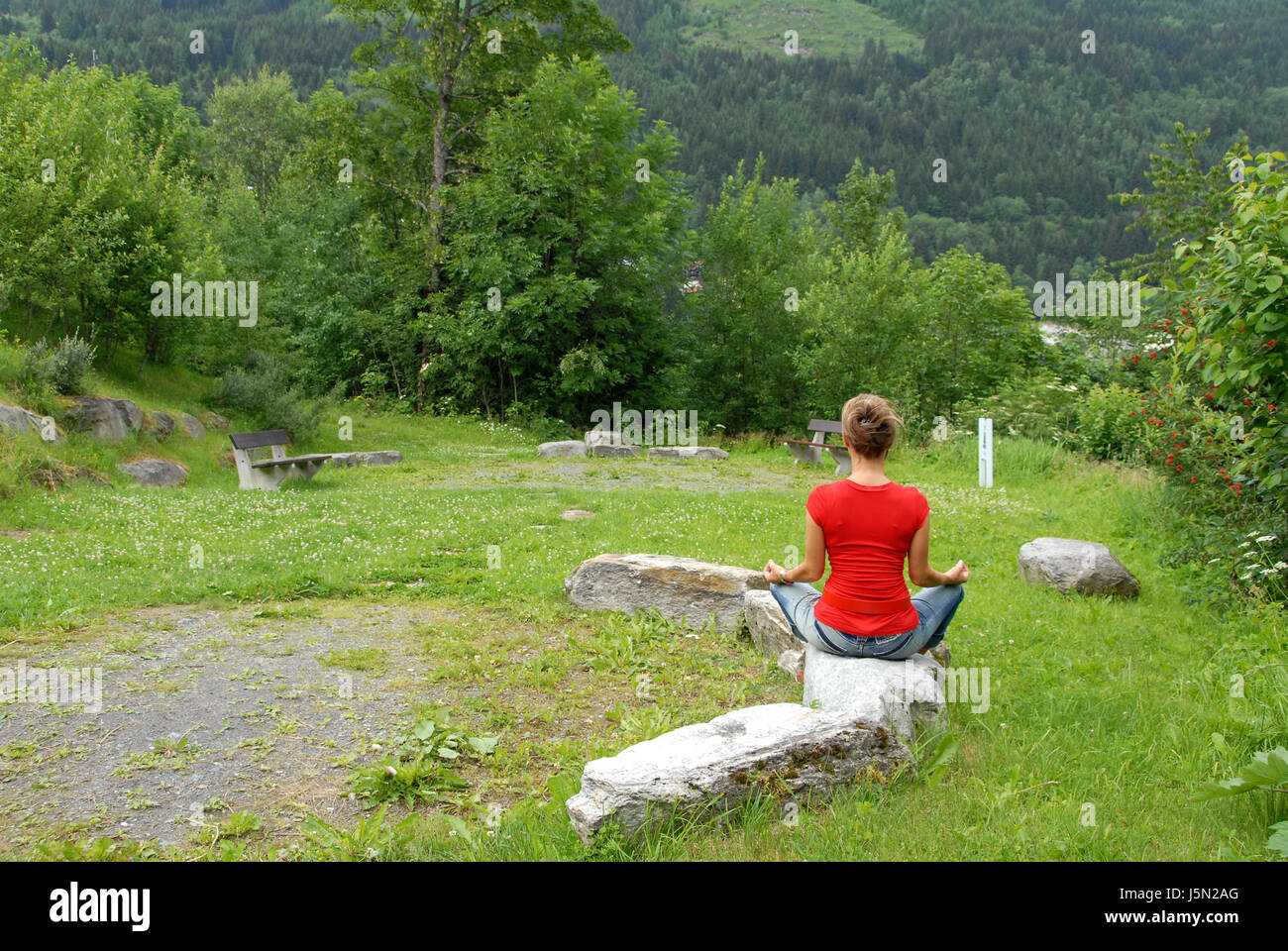 Chiesa donna Tempo libero Tempo libero Tempo libero Tempo libero tree alberi vacanze pietra Foto Stock