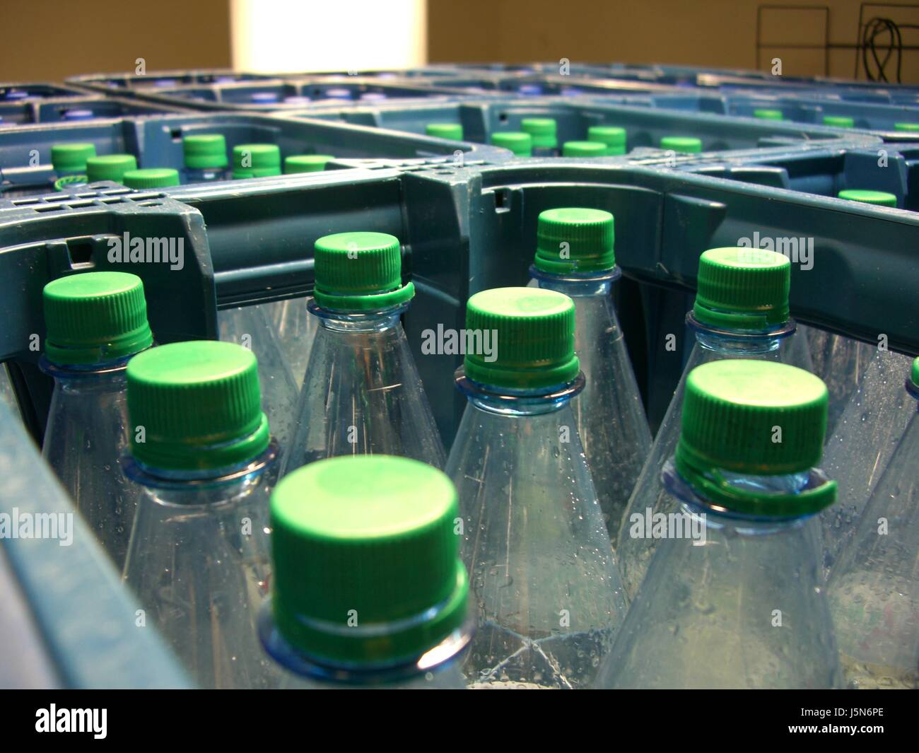 Bottiglie casse casella svuota il deposito bottiglia bottiglia uso deposito pet plastik Foto Stock