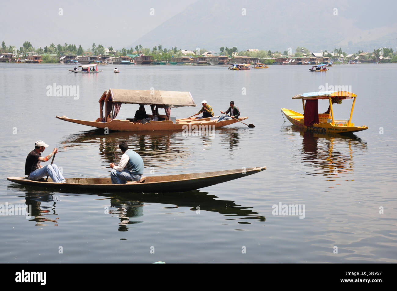 Molte barche shikara, Kashmir, il lago dal famoso in tutto il mondo, UN giro di Shikara, Barca della casa, punteggi di shikara, lago dal (© Saji Maramon) Foto Stock