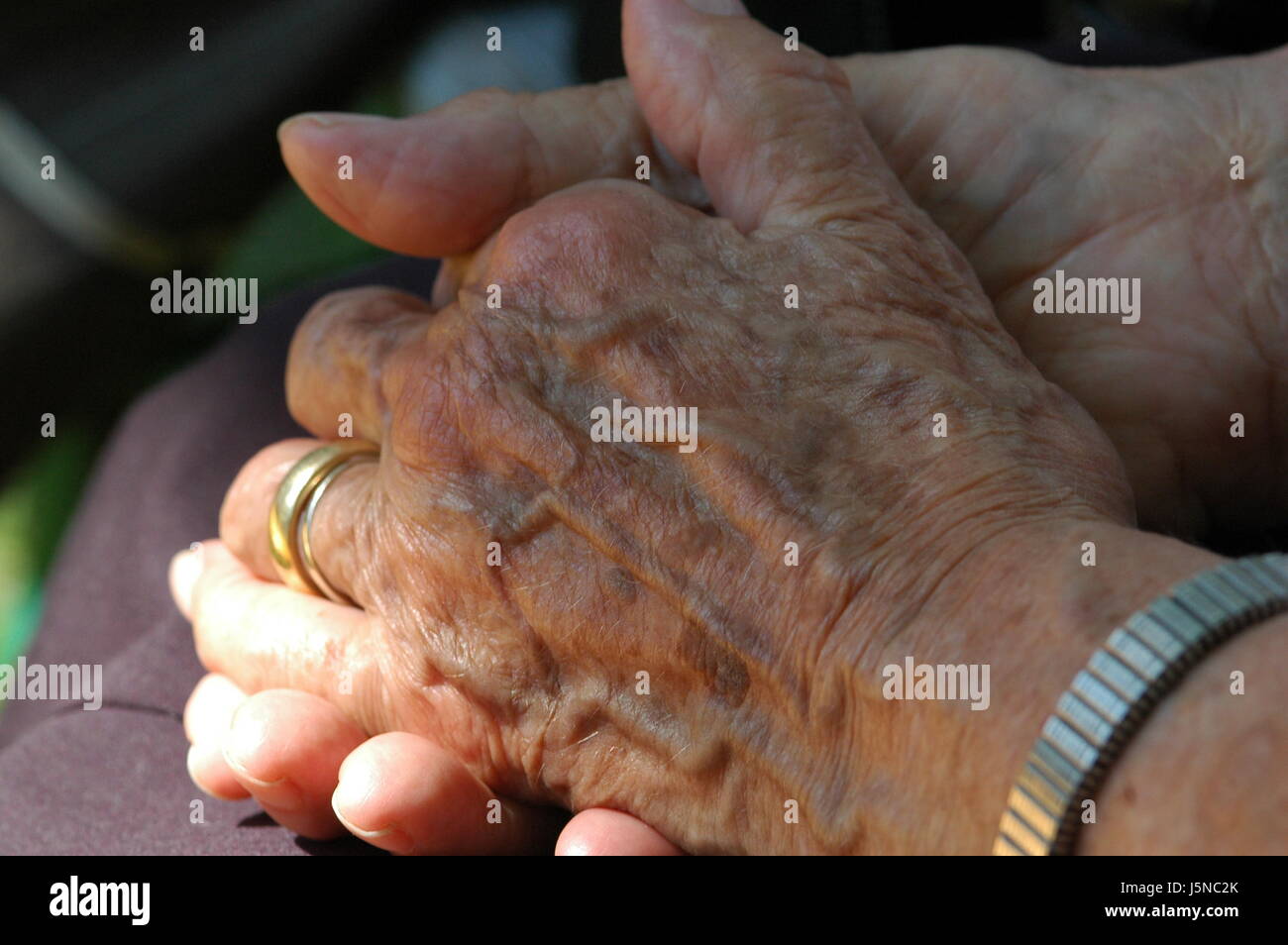 mani dell'anziana Foto Stock
