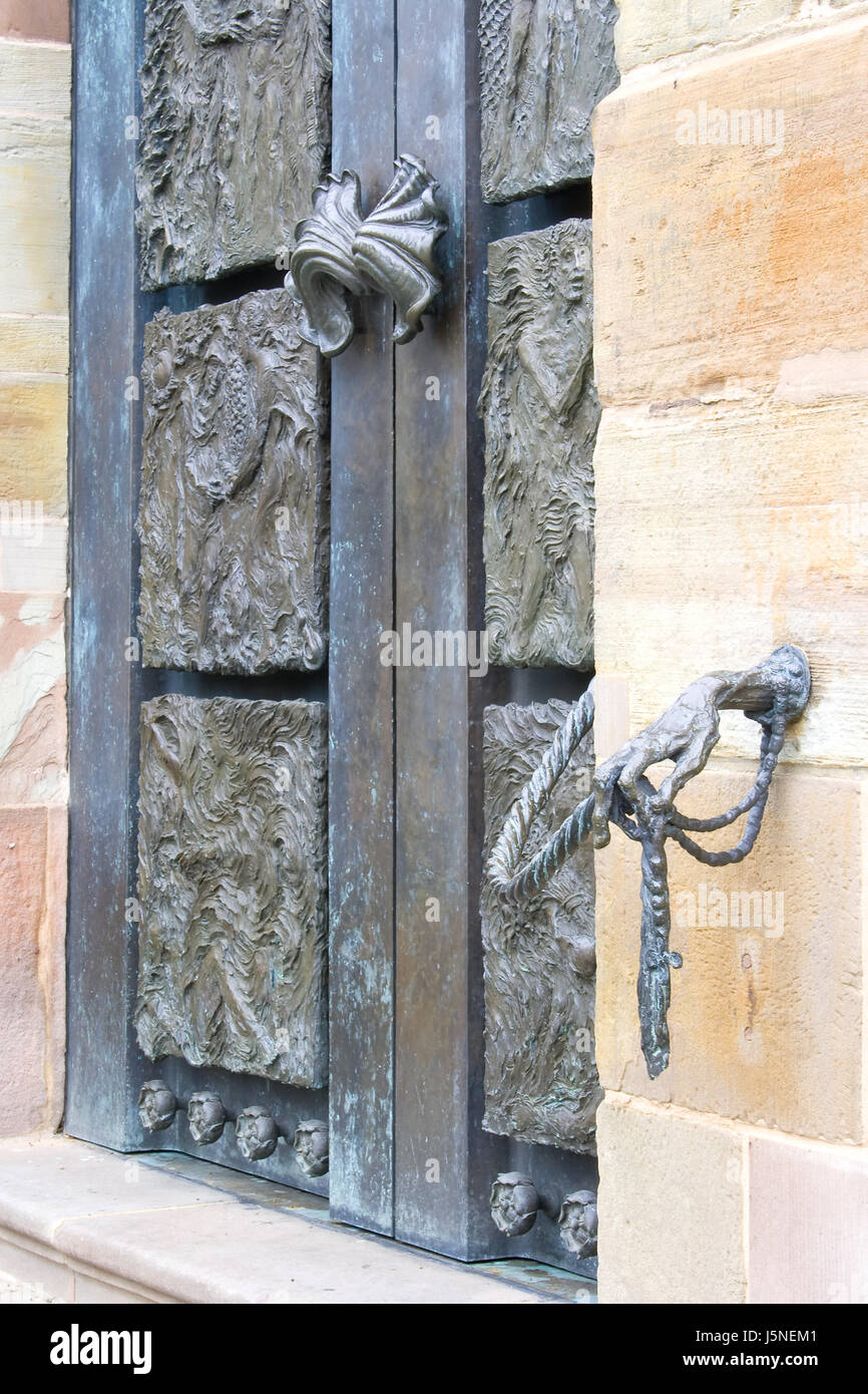 Ingresso della chiesa di bronzo Foto Stock