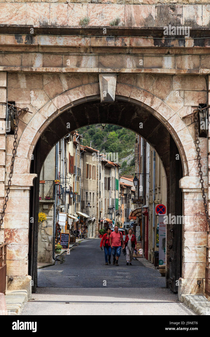 Francia, Pirenei Orientali, Villefranche de Conflent, etichettato Les Plus Beaux Villages de France, Rue Saint-Jean e la Porte du Roussillon Foto Stock