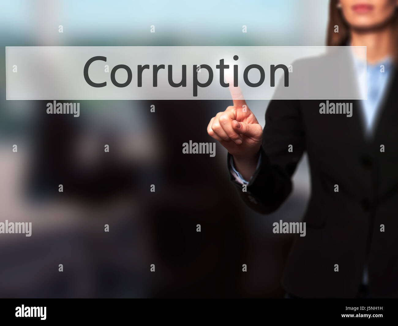 La corruzione - Imprenditrice premendo i pulsanti moderno su uno schermo virtuale. Concetto di tecnologia e internet. Stock Photo Foto Stock