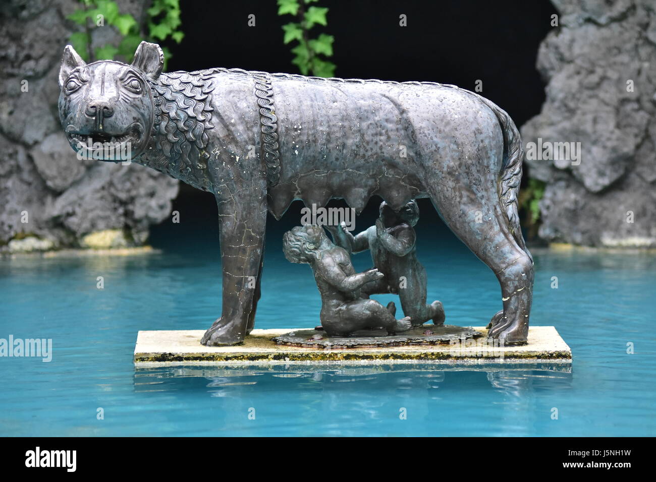 Copia della celebre statua in bronzo del lupo madre di Romolo e Remo