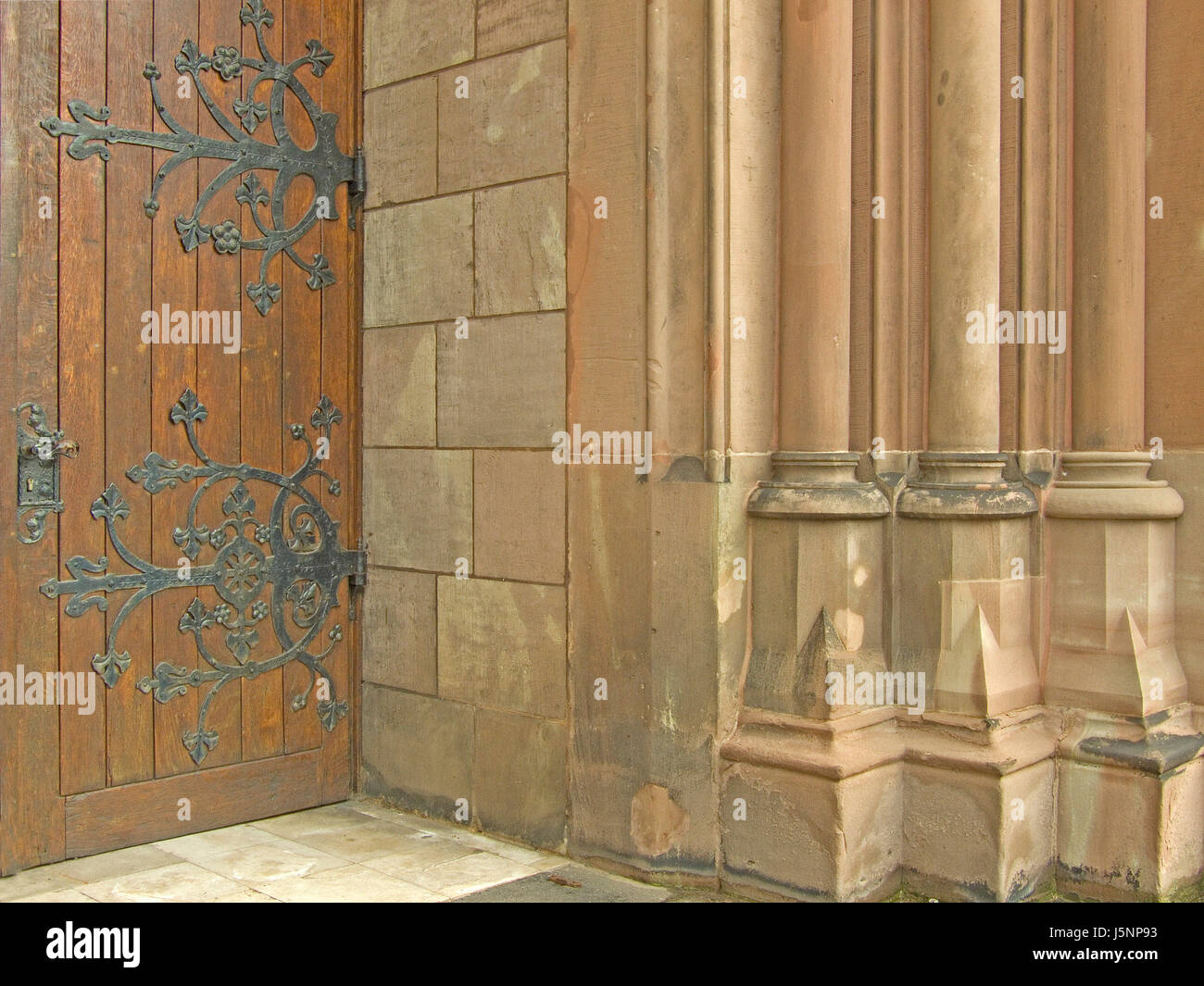 Porta forgiato la porta della chiesa in acciaio a basso tenore di carbonio facciata stile di costruzione Foto Stock