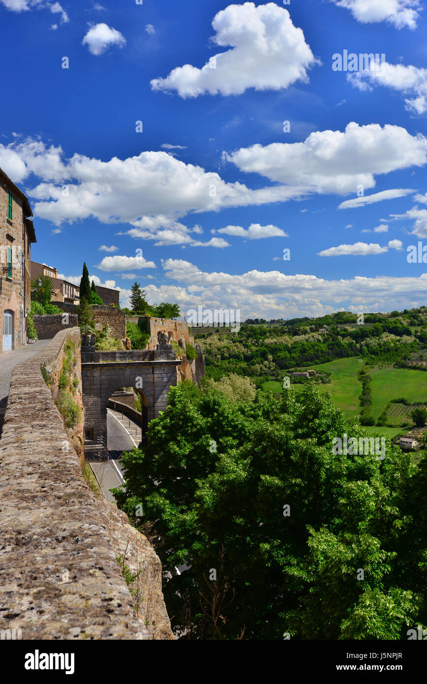 Orvieto antiche mura medievali della città e campagna vista panoramica Foto Stock