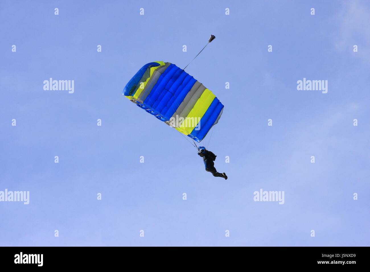 La molla di rimbalzo rimbalza hop saltando frisks jumping jump parachute glide Foto Stock