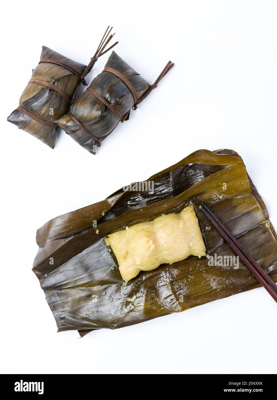 Aprire Zongzi con bacchette, cucina tradizionale Cinese di solito preparata per il Dragon Boat Festival Foto Stock