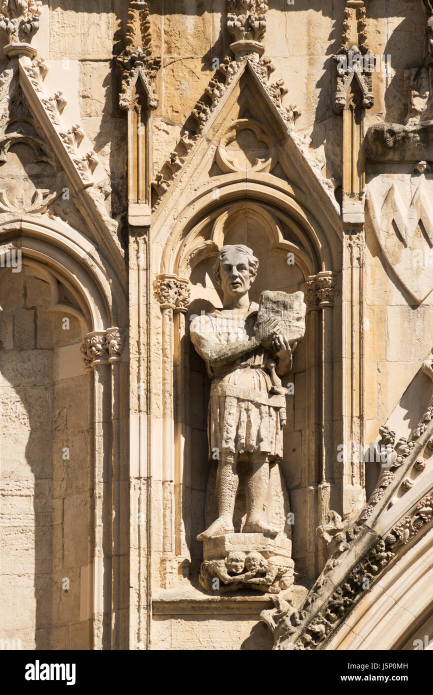 In pietra scolpita la statua di Robert de Vavasour sulla facciata ovest della cattedrale di York Minster e York, North Yorkshire, Inghilterra, Regno Unito Foto Stock