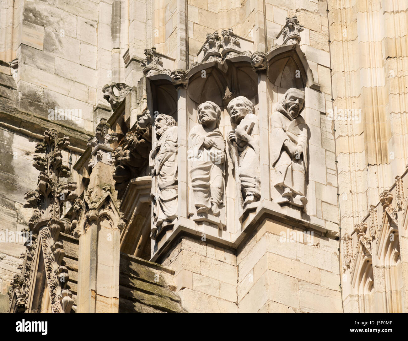 La statuaria religiosa sulla facciata ovest della cattedrale di York Minster e York, North Yorkshire, Inghilterra, Regno Unito Foto Stock