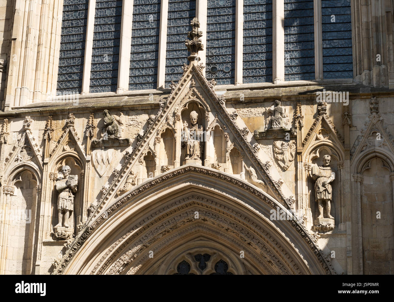 La statuaria religiosa al di sopra della porta ovest della cattedrale di York Minster e York, North Yorkshire, Inghilterra, Regno Unito Foto Stock