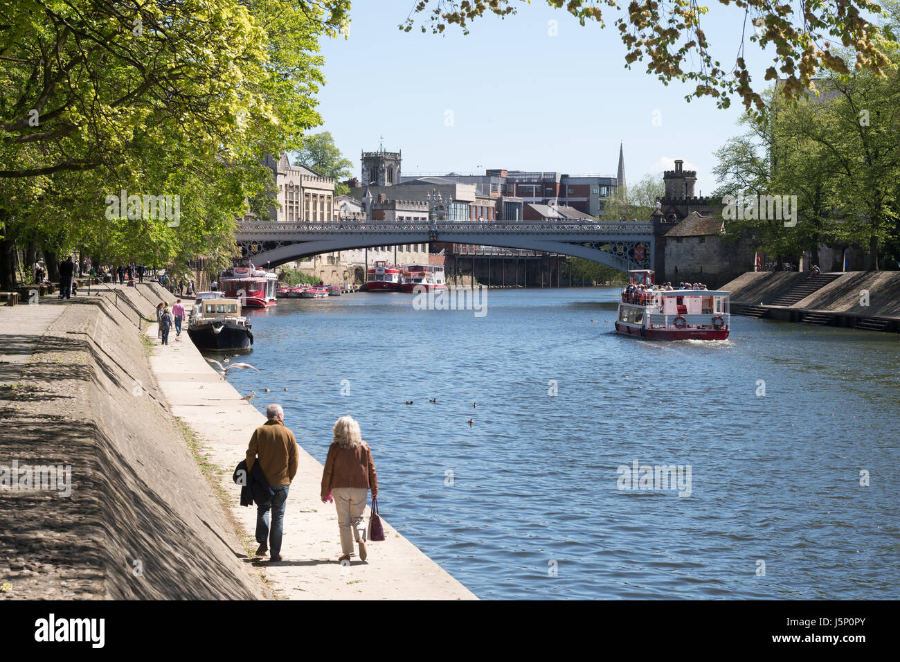 Un paio di passeggiate lungo il fiume verso il ponte di Lendal, York, North Yorkshire, Inghilterra, Regno Unito Foto Stock