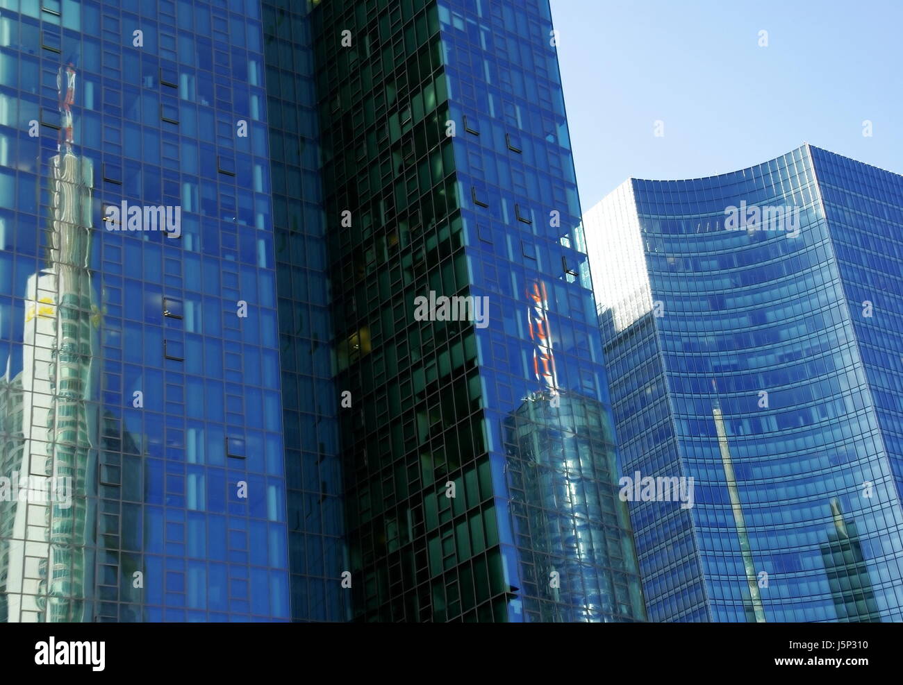 Il mirroring brillante lucido edificio amministrativo area di alta pressione vitreo Foto Stock