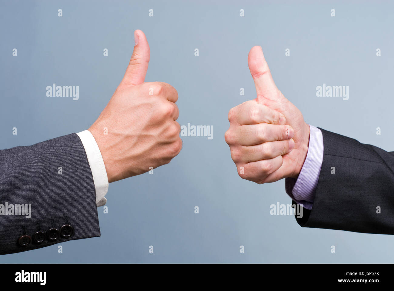 Conversazione gli uomini man mano raggiungono le mani di handshake disposizione contrattuale immergersi Foto Stock