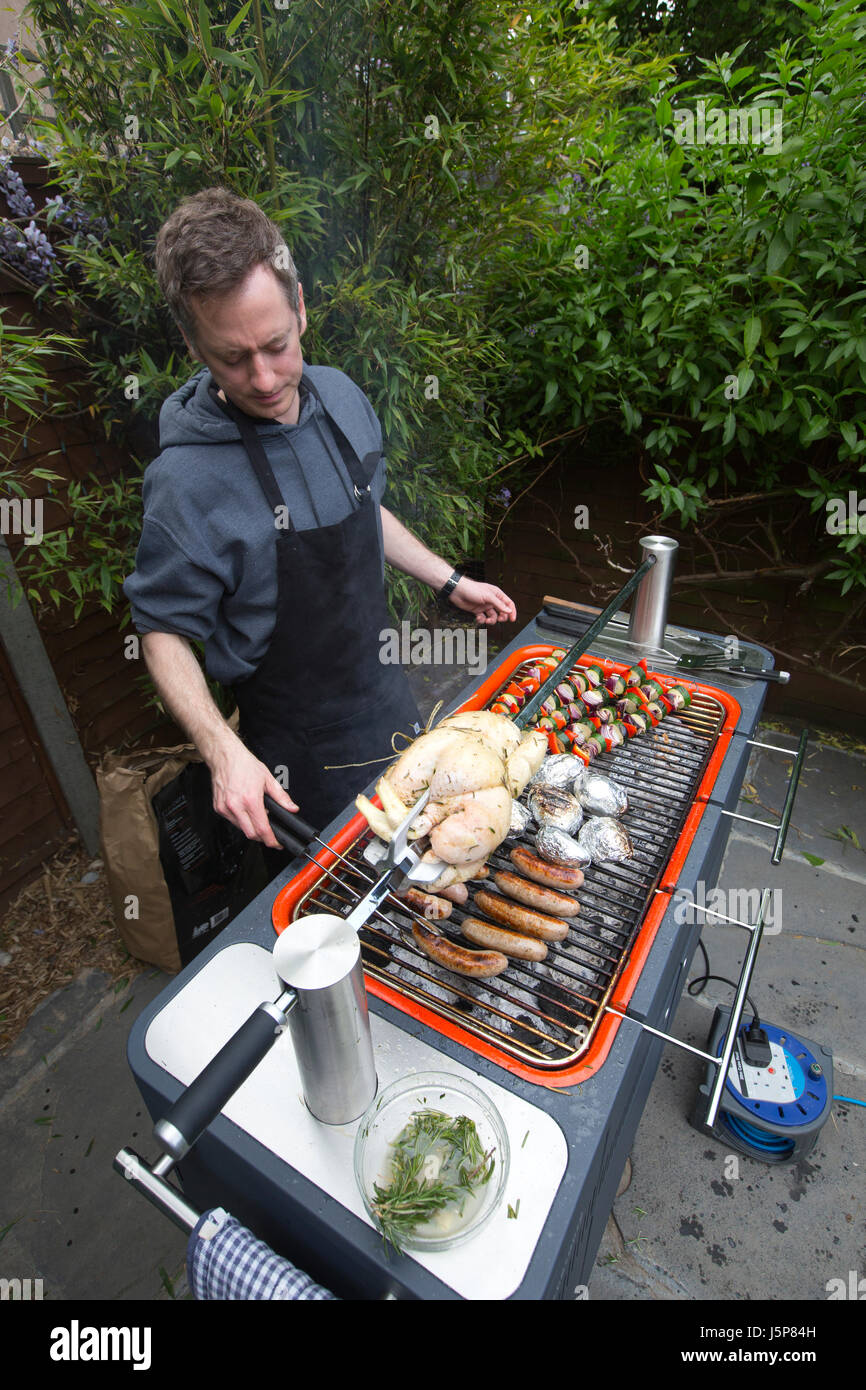 Heston Blumenthal del mozzo Everdure barbecue, grande monolito grigio di un nuovo genere di Michelin barbecues, London, England, Regno Unito Foto Stock