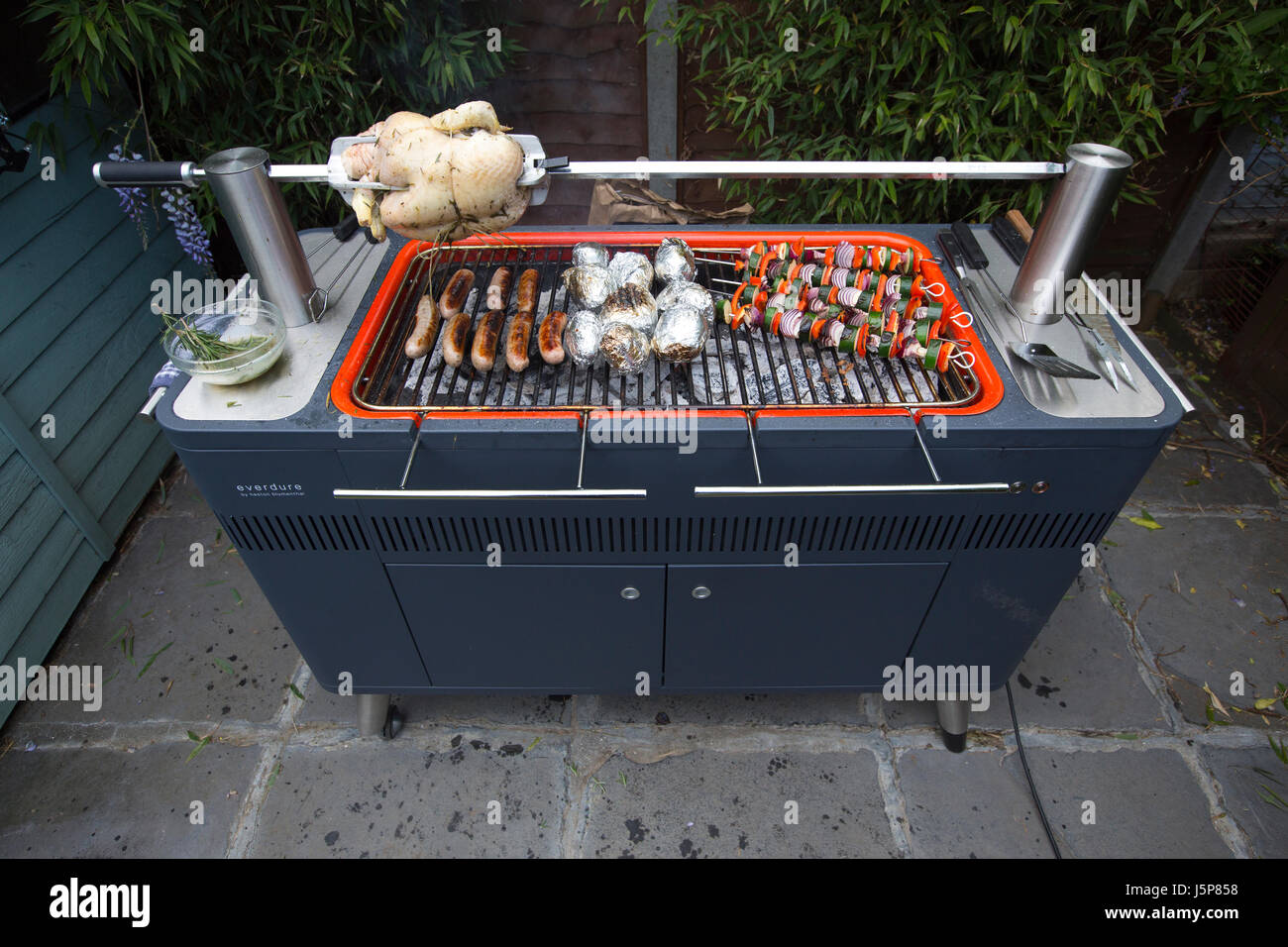 Heston Blumenthal del mozzo Everdure barbecue, grande monolito grigio di un nuovo genere di Michelin barbecues, London, England, Regno Unito Foto Stock