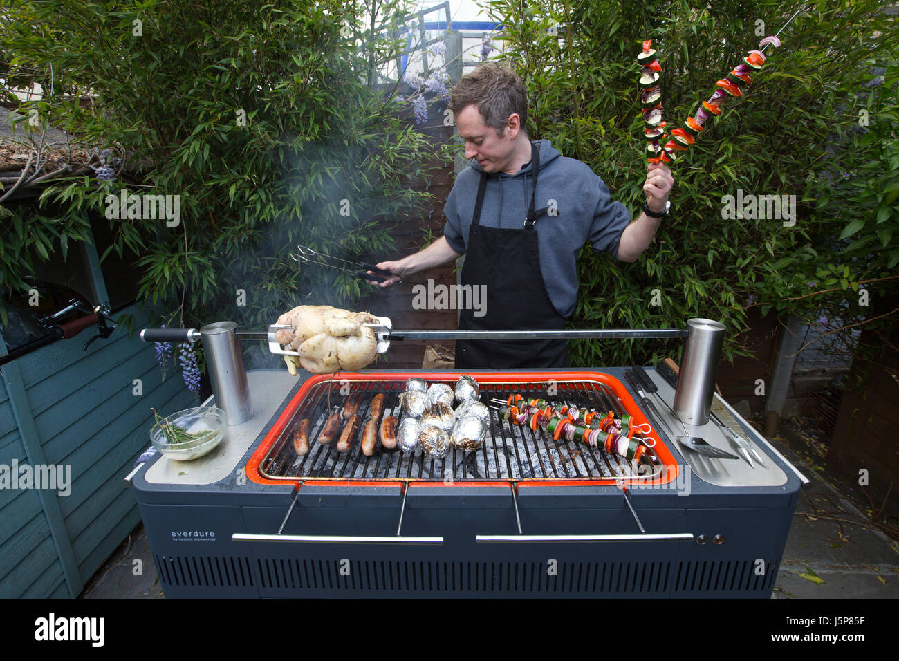 Heston Blumenthal del mozzo Everdure barbecue, grande monolito grigio di un nuovo genere di Michelin barbecues, London, England, Regno Unito Foto Stock