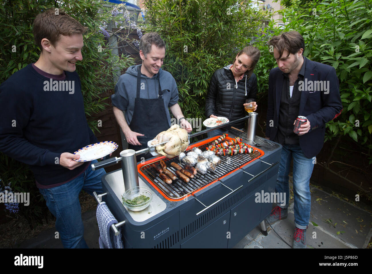 Heston Blumenthal del mozzo Everdure barbecue, grande monolito grigio di un nuovo genere di Michelin barbecues, London, England, Regno Unito Foto Stock