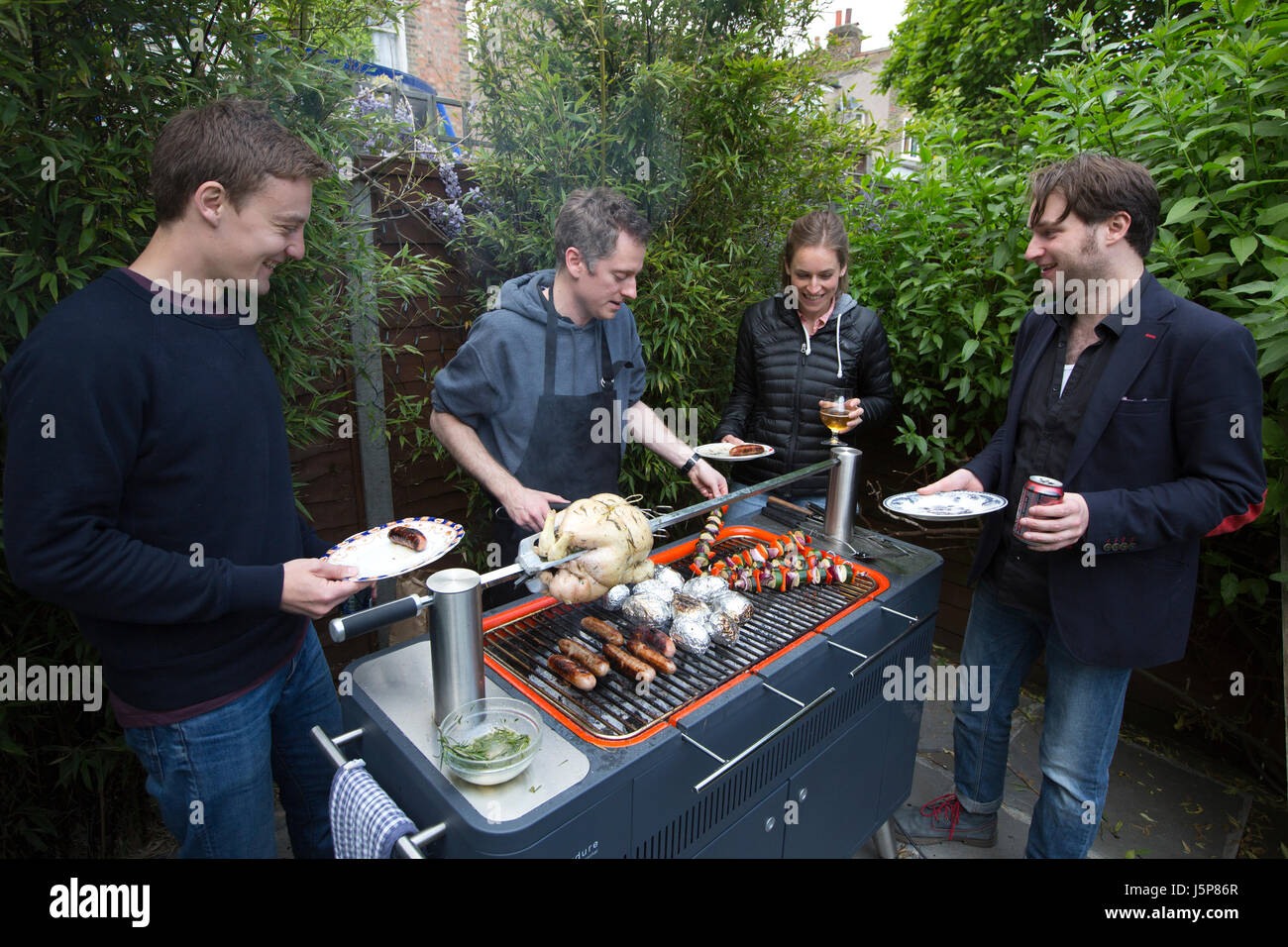 Heston Blumenthal del mozzo Everdure barbecue, grande monolito grigio di un nuovo genere di Michelin barbecues, London, England, Regno Unito Foto Stock