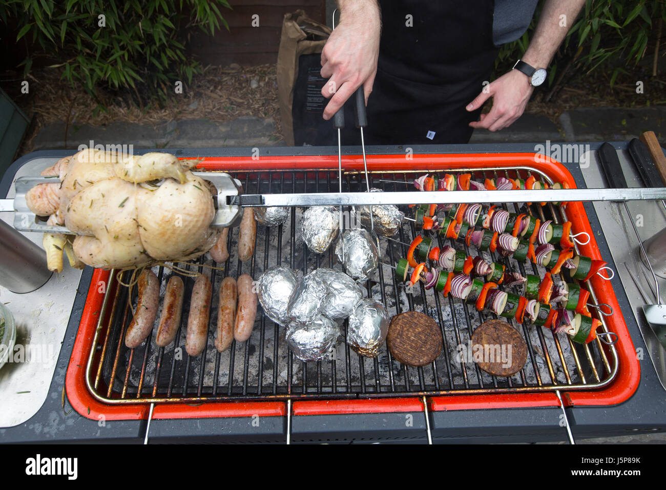 Heston Blumenthal del mozzo Everdure barbecue, grande monolito grigio di un nuovo genere di Michelin barbecues, London, England, Regno Unito Foto Stock