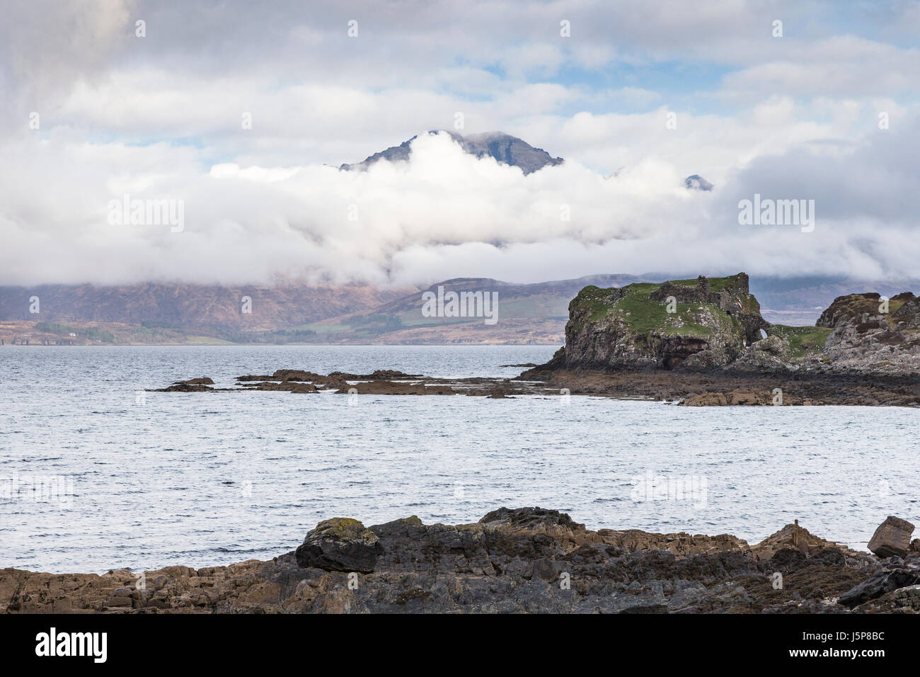 Dunscaith rovine del castello e Cuilin sul Loch Eishort sull'Isola di Skye in Scozia. Foto Stock