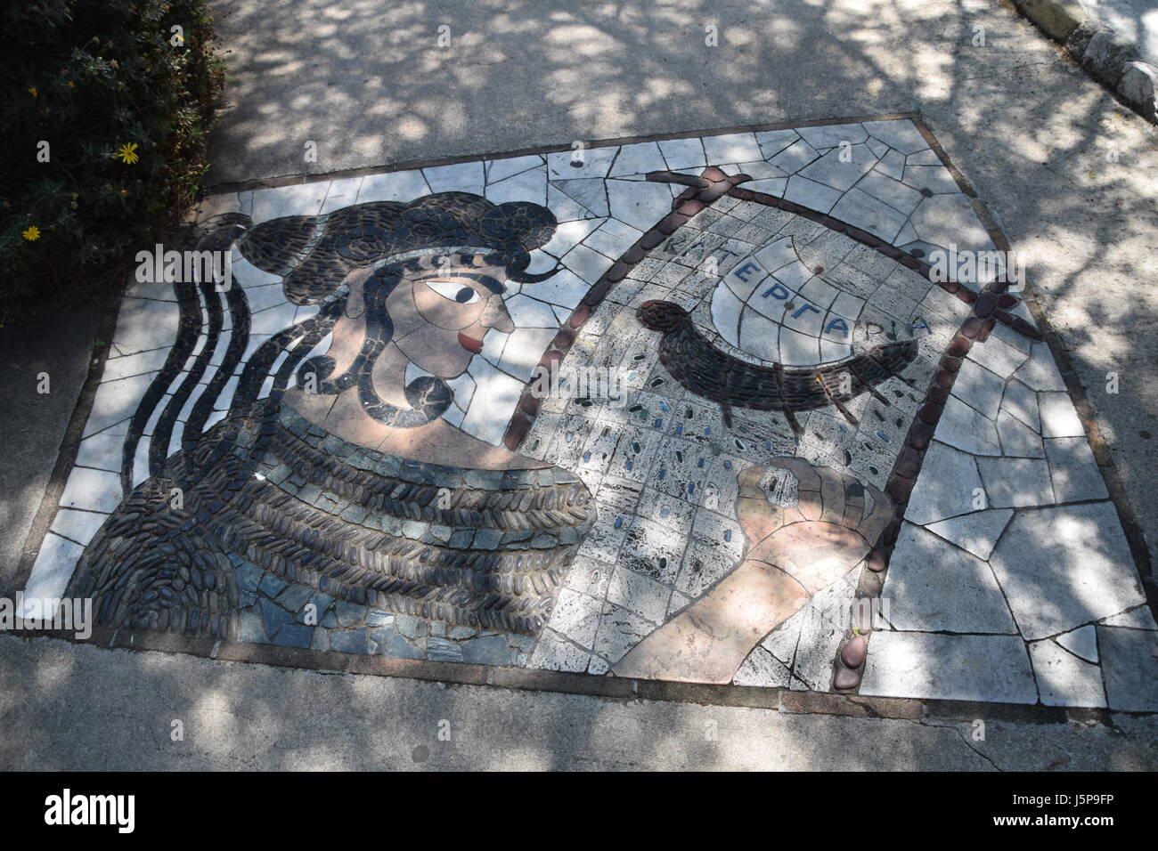 Illustrazione di mosaico nel parco del castello di collina che si affaccia su Nizza, Francia Foto Stock
