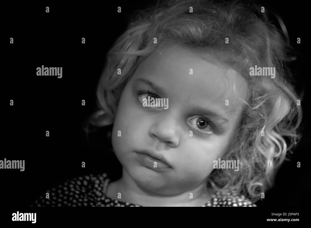 Ritratto bw occhi peli monocromatico da sogno bambini ritratto unkempt bambino la pettinatura Foto Stock