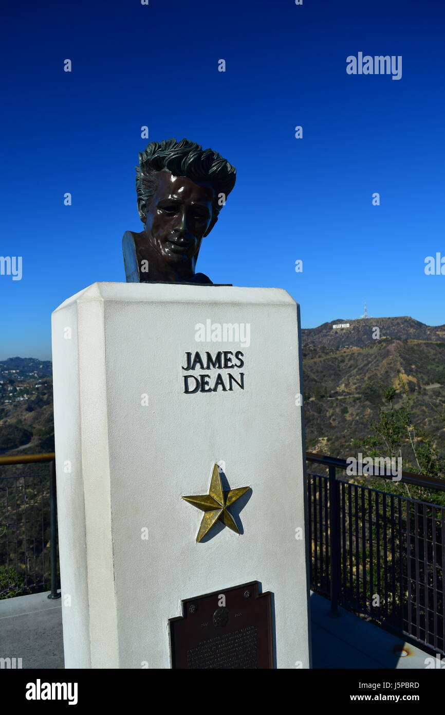 Busto di James Dean con la Hollywood Sign in background all Osservatorio Griffith di Los Angeles in California Foto Stock