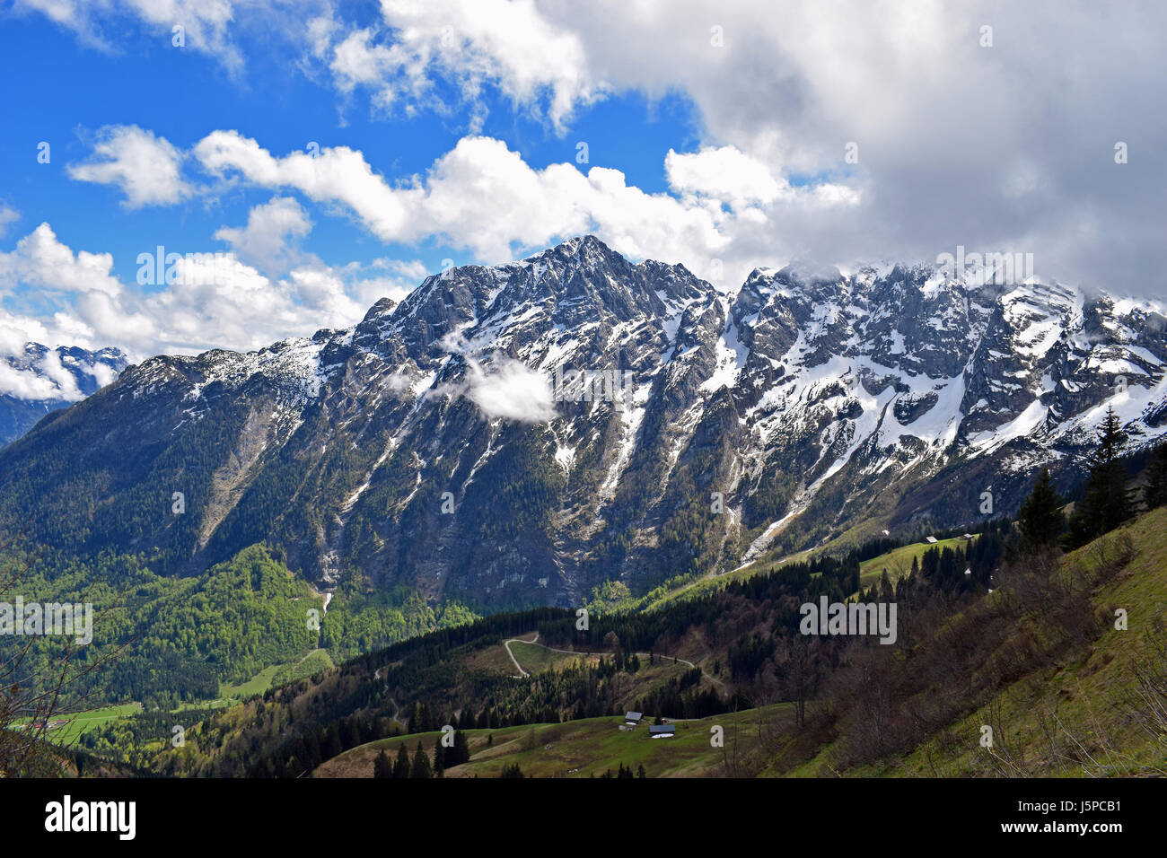 Splendido paesaggio alpino da Rossfeldstrasse strada panoramica sulle Alpi tedesche vicino a Berchtesgaden, Baviera, Germania Foto Stock