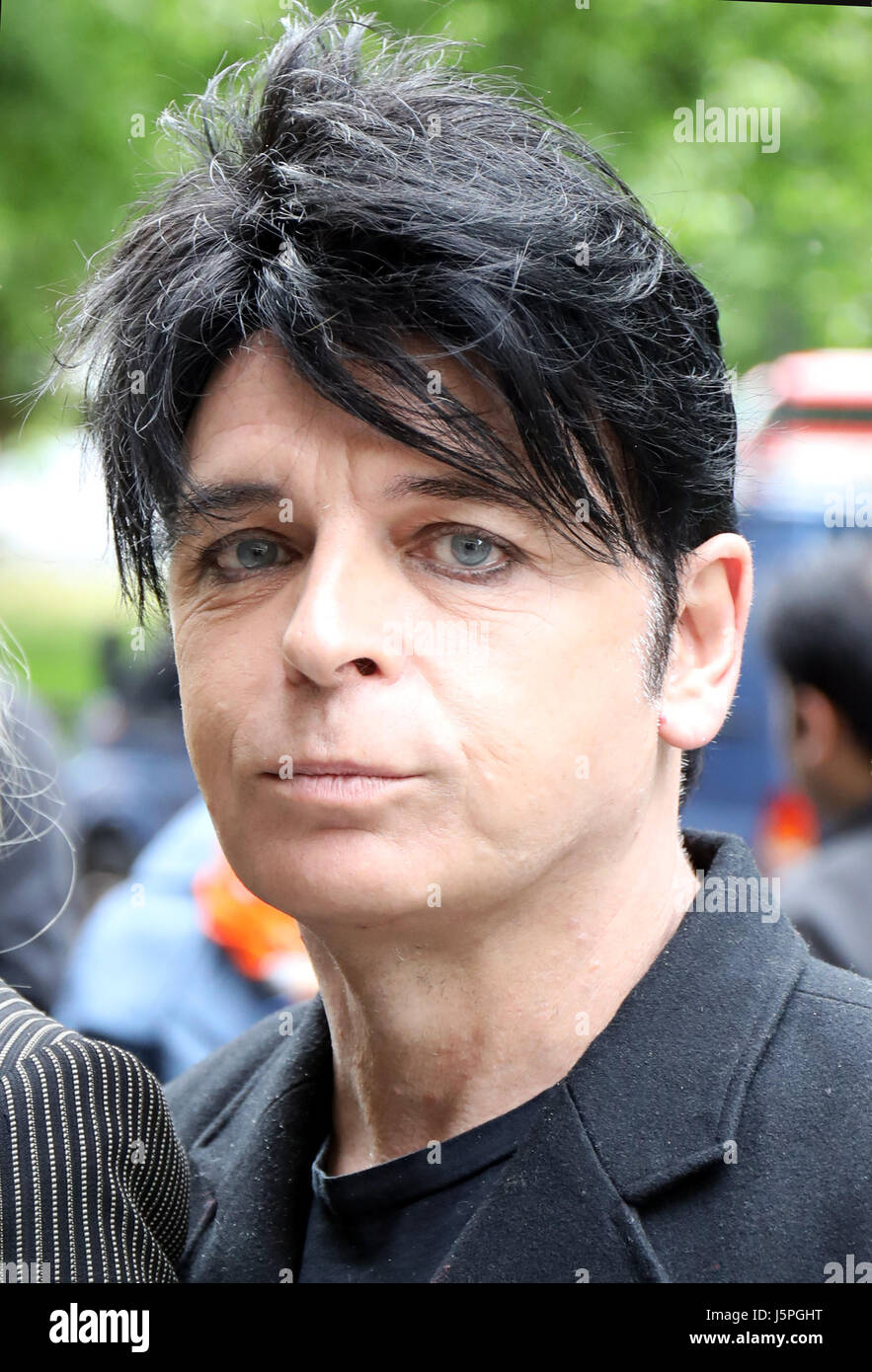 Londra, Regno Unito. 18 Maggio, 2017. Pic mostra: Gary Numan e partner di Gemma O'Neil Ivor Novello awards London Grosvenor House Hotel Stelle in moltitudini oggi 18/5/17 foto da Gavin Rodgers/ Pixel8000 Credit: Gavin Rodgers/Alamy Live News Foto Stock