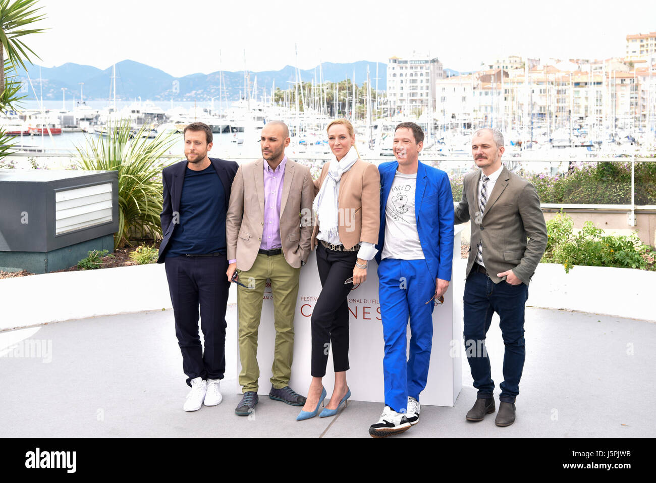 (170518) -- CANNES, 18 maggio 2017 (Xinhua) -- Uma Thurman (C), Presidente della Giuria di selezione di film "Un Certain Regard", pone per un photocall con altri membri della giuria al settantesimo Cannes International Film Festival di Cannes, Francia, il 18 maggio 2017. (Xinhua/Chen Yichen)(zcc) Foto Stock