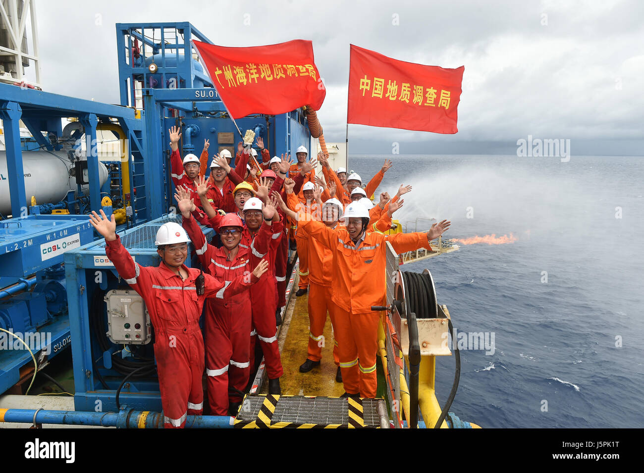 (170518) -- ZHUHAI, 18 maggio 2017 (Xinhua) -- Foto scattata il 16 Maggio 2017 mostra i lavoratori a celebrare il successo in prova di estrazione di gas naturale idrato alla prova il sito minerario nell'area Shenhu del Mare della Cina del Sud. La Cina è riuscita a raccogliere campioni di materiali combustibili in ghiaccio nel Mare della Cina del Sud, un importante passo avanti che può portare ad un global energy revolution, Ministro della terra e delle risorse Jiang Daming ha detto giovedì. (Xinhua/Liang Xu) (zwx) Foto Stock